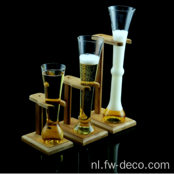 Bierbierglas met houten standaard